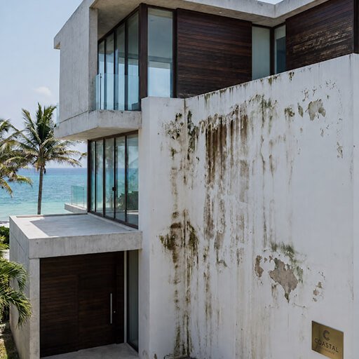 Casa moderna frente al mar con impermeabilización de fachada